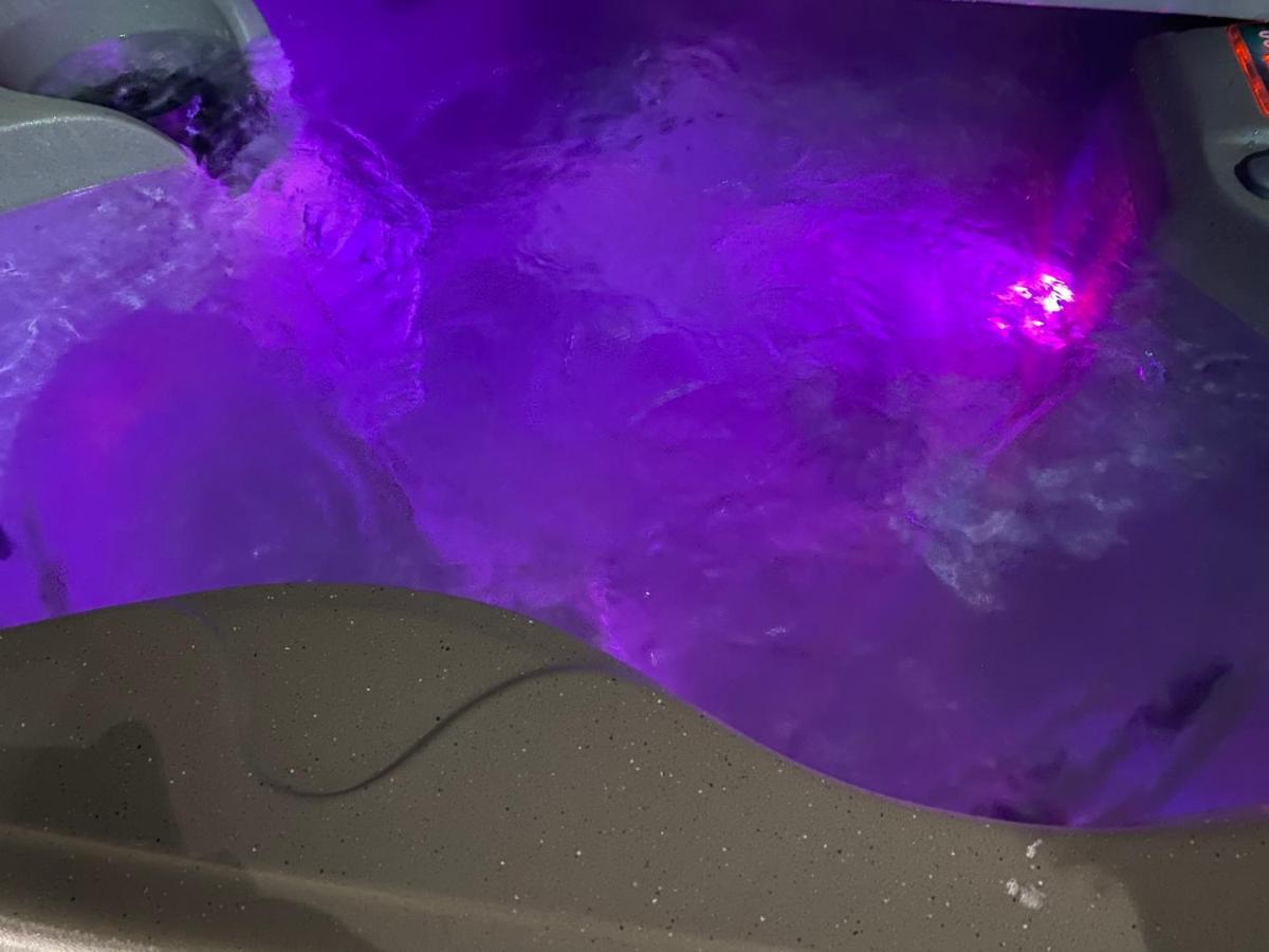 Edward Place Luxury Hot Tub Апартаменты *