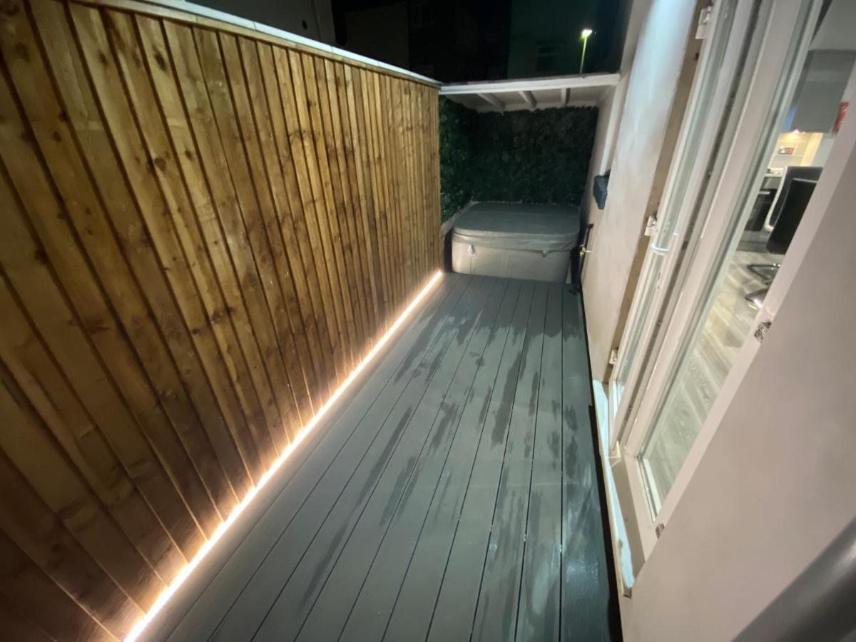 Edward Place Luxury Hot Tub Блэкпул